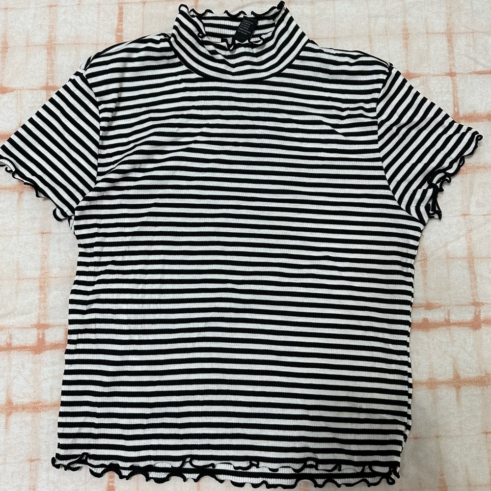 Forever 21 striped black and white ribbed style turtleneck tee shirt lettuce sty